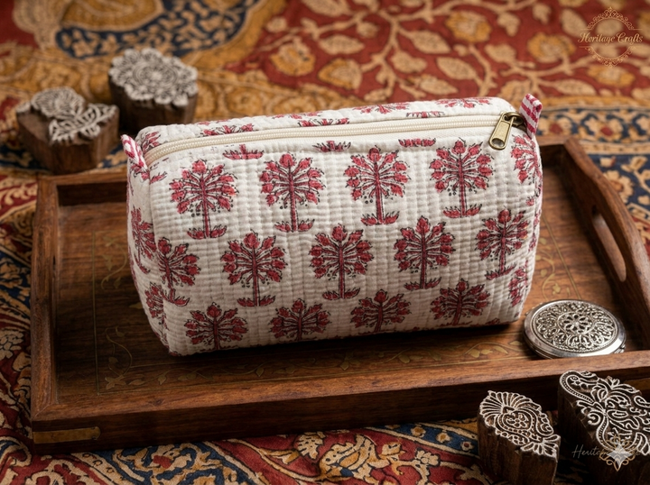 Handgeblockte gesteppte Reise-Kosmetiktasche mit Blumenmuster – elegante Kulturbeutel und Organisationslösung aus Baumwolle